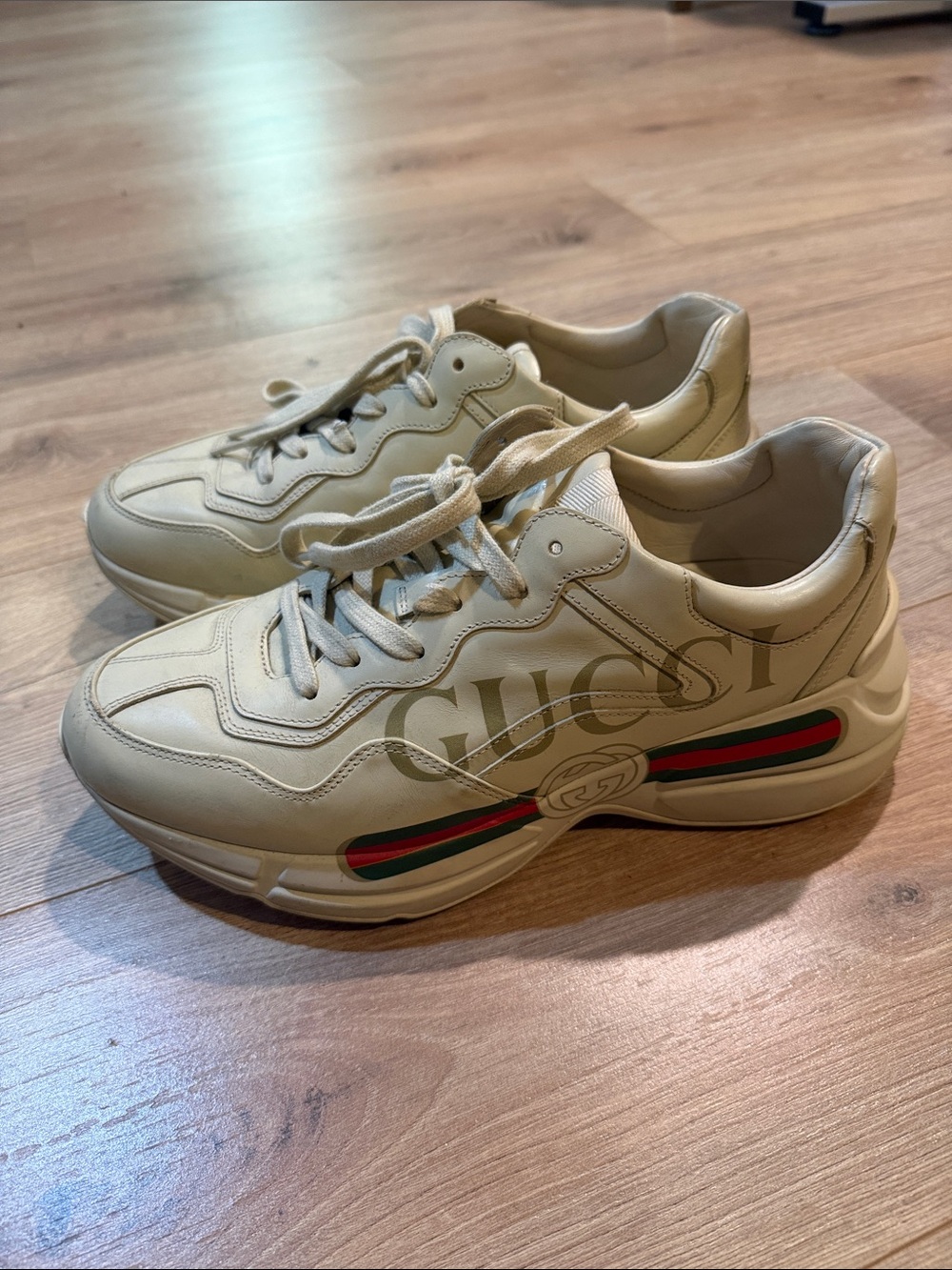 Gucci Men's Cream Leather Rhyton Sneakers with Red-Green Stripe